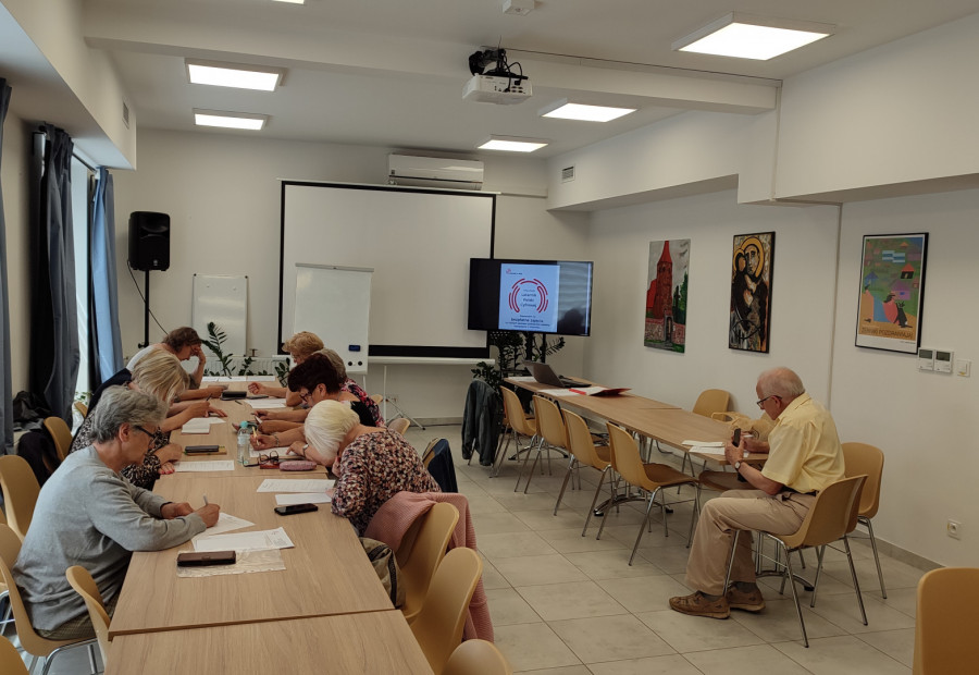 Podnosimy kompetencje cyfrowe w Klubie Seniora przy Radzie Osiedla Żerniki - zdjęcie 1